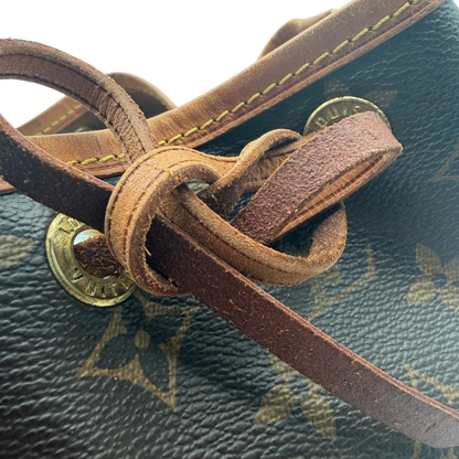 https://cdn.shopify.com/s/files/1/0564/9376/8855/files/Louis_Vuitton_Schultertasche_Sac_Noe_petit_monogram_braun_vintage_LV6105.webp?v=1778081005