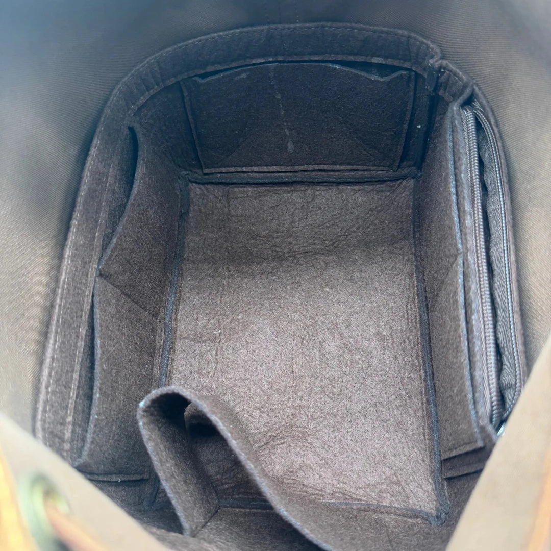 https://cdn.shopify.com/s/files/1/0564/9376/8855/files/Louis_Vuitton_Schultertasche_Sac_Noe_petit_monogram_braun_vintage_LV6108.webp?v=1778081005