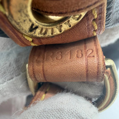 https://cdn.shopify.com/s/files/1/0564/9376/8855/files/Louis_Vuitton_Schultertasche_Sac_Noe_petit_monogram_braun_vintage_LV6109.webp?v=1778081004