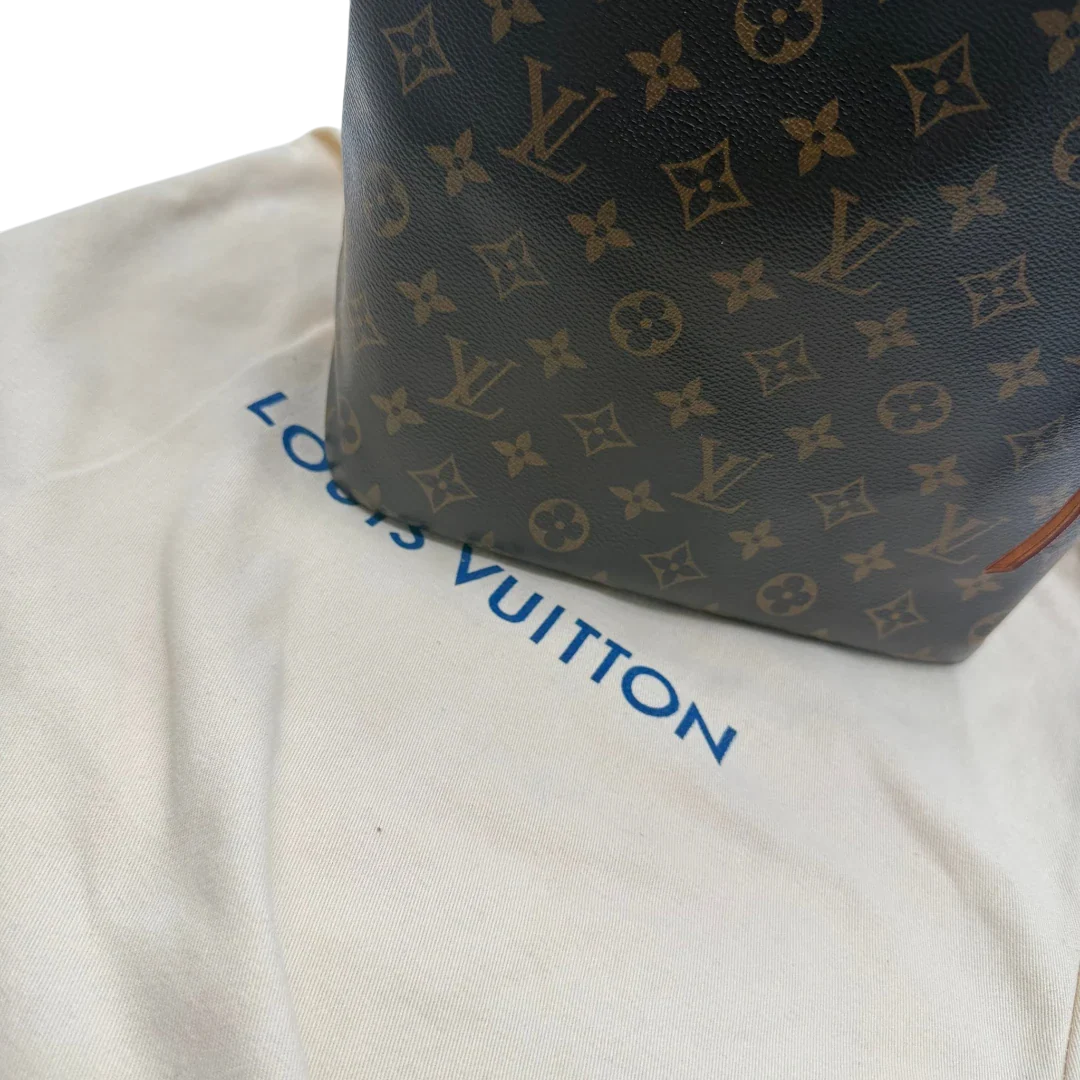 https://cdn.shopify.com/s/files/1/0564/9376/8855/files/Louis_Vuitton_Schultertasche_Sac_Noe_petit_monogram_braun_vintage_LV6110.webp?v=1778081005