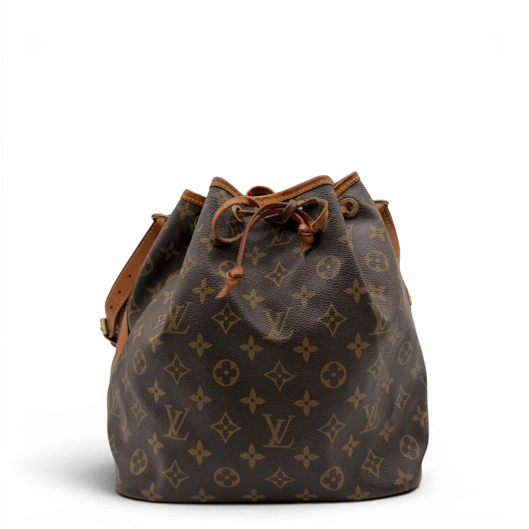 https://cdn.shopify.com/s/files/1/0564/9376/8855/files/Louis_Vuitton_Schultertasche_Sac_Noe_petit_monogram_braun_vintage_LV6285.webp?v=1778674590