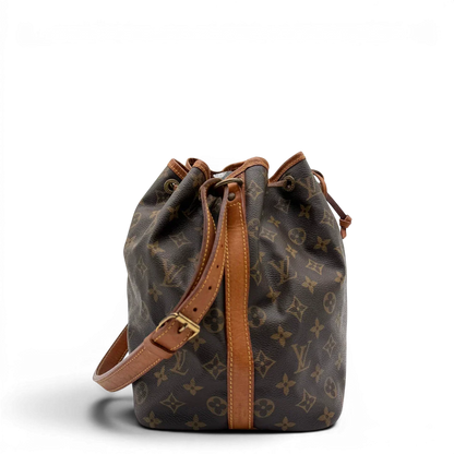 https://cdn.shopify.com/s/files/1/0564/9376/8855/files/Louis_Vuitton_Schultertasche_Sac_Noe_petit_monogram_braun_vintage_LV6288.webp?v=1778674590