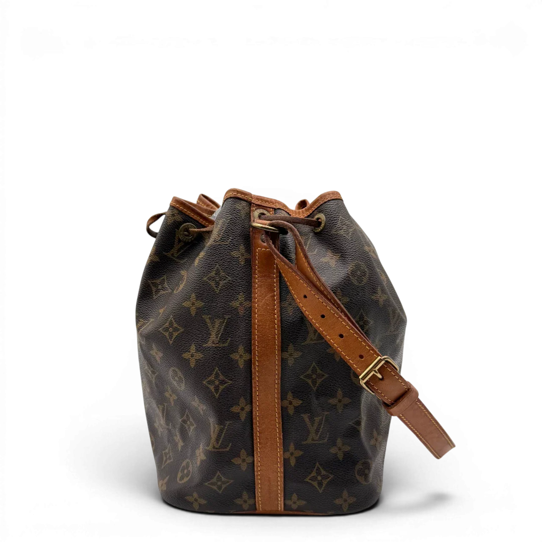 https://cdn.shopify.com/s/files/1/0564/9376/8855/files/Louis_Vuitton_Schultertasche_Sac_Noe_petit_monogram_braun_vintage_LV6289.webp?v=1778674590