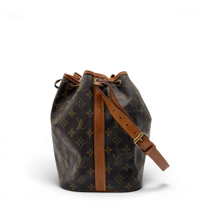 https://cdn.shopify.com/s/files/1/0564/9376/8855/files/Louis_Vuitton_Schultertasche_Sac_Noe_petit_monogram_braun_vintage_LV6289.webp?v=1778674590