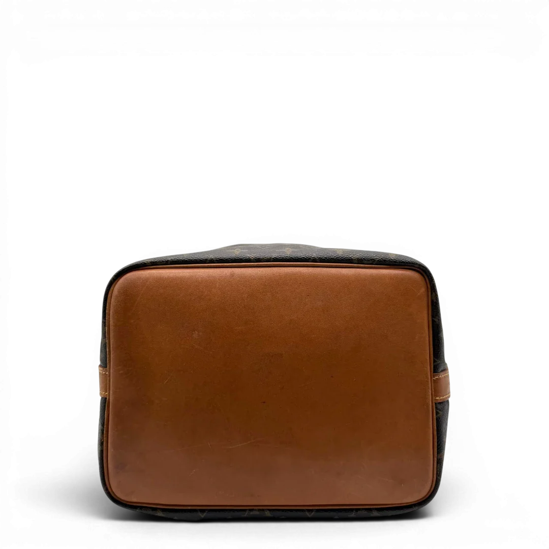 https://cdn.shopify.com/s/files/1/0564/9376/8855/files/Louis_Vuitton_Schultertasche_Sac_Noe_petit_monogram_braun_vintage_LV6290.webp?v=1778674589