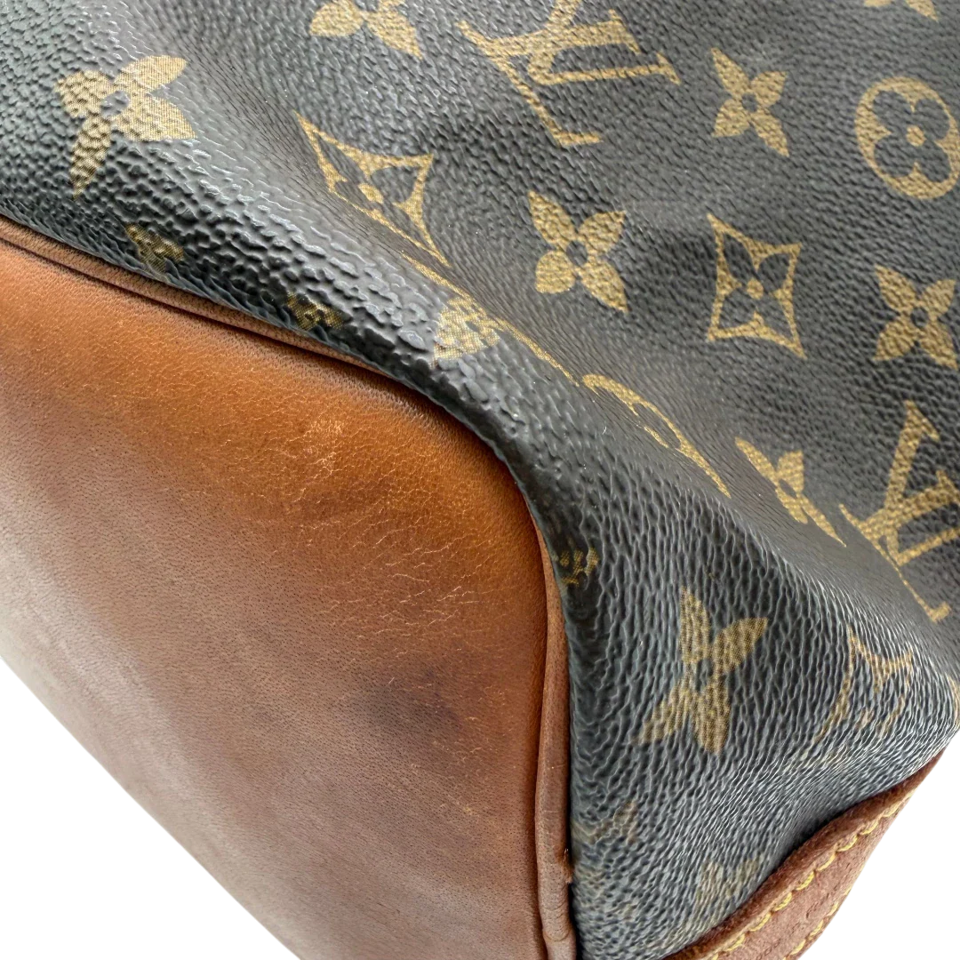https://cdn.shopify.com/s/files/1/0564/9376/8855/files/Louis_Vuitton_Schultertasche_Sac_Noe_petit_monogram_braun_vintage_LV6292.webp?v=1778674591