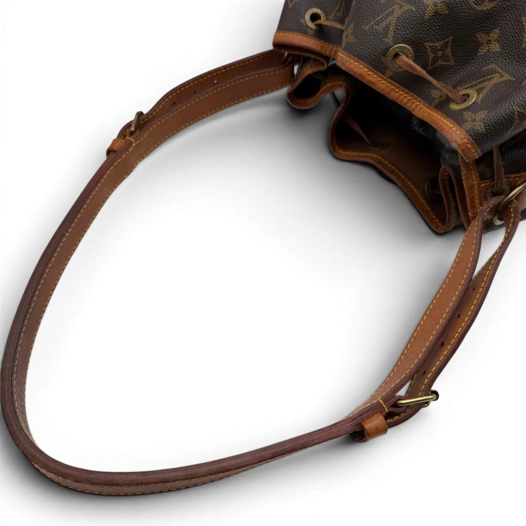 https://cdn.shopify.com/s/files/1/0564/9376/8855/files/Louis_Vuitton_Schultertasche_Sac_Noe_petit_monogram_braun_vintage_LV6296.webp?v=1778674590