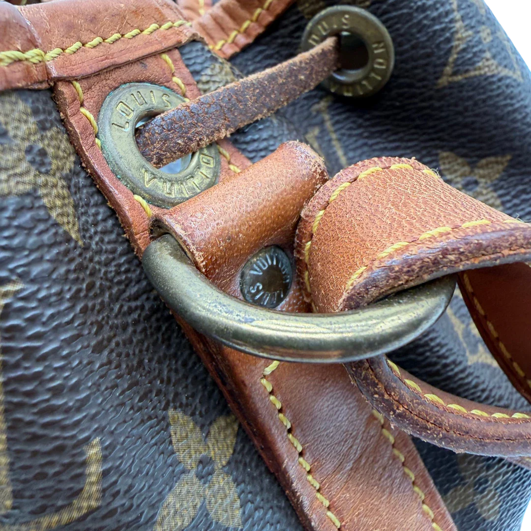 https://cdn.shopify.com/s/files/1/0564/9376/8855/files/Louis_Vuitton_Schultertasche_Sac_Noe_petit_monogram_braun_vintage_LV6297.webp?v=1778674590