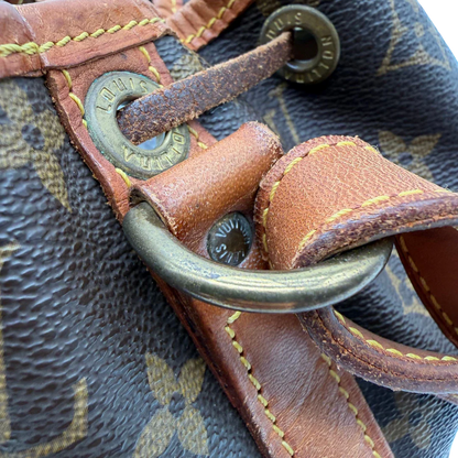 https://cdn.shopify.com/s/files/1/0564/9376/8855/files/Louis_Vuitton_Schultertasche_Sac_Noe_petit_monogram_braun_vintage_LV6297.webp?v=1778674590