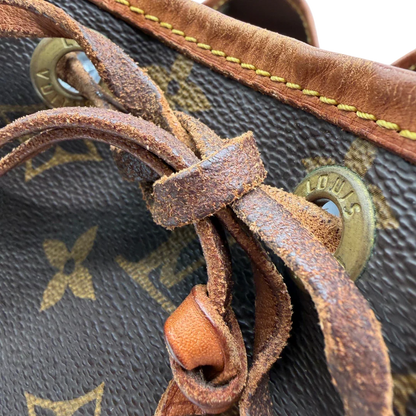 https://cdn.shopify.com/s/files/1/0564/9376/8855/files/Louis_Vuitton_Schultertasche_Sac_Noe_petit_monogram_braun_vintage_LV6298.webp?v=1778674590