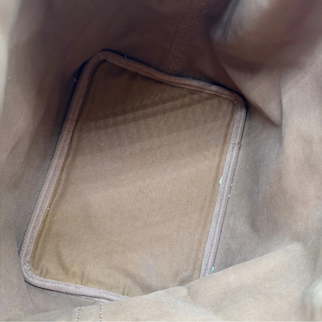 https://cdn.shopify.com/s/files/1/0564/9376/8855/files/Louis_Vuitton_Schultertasche_Sac_Noe_petit_monogram_braun_vintage_LV6302.webp?v=1778674591