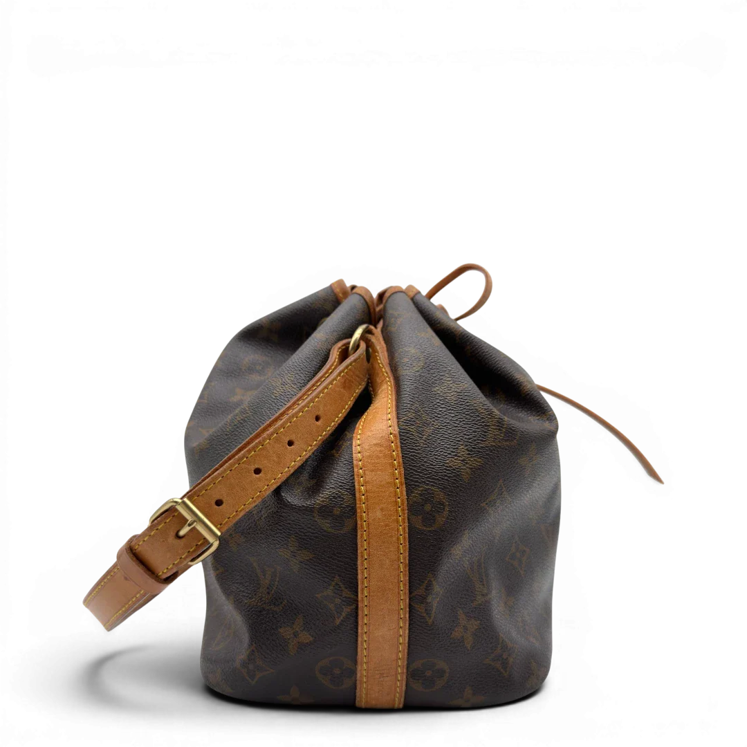 https://cdn.shopify.com/s/files/1/0564/9376/8855/files/Louis_Vuitton_Schultertasche_Sac_Noe_petit_monogram_braun_vintage_LV8226.webp?v=1780408483