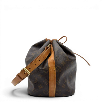https://cdn.shopify.com/s/files/1/0564/9376/8855/files/Louis_Vuitton_Schultertasche_Sac_Noe_petit_monogram_braun_vintage_LV8226.webp?v=1780408483