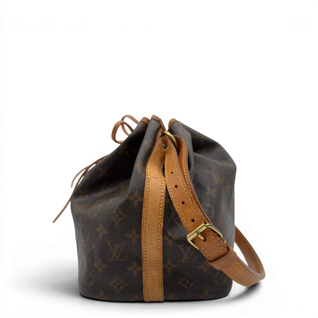https://cdn.shopify.com/s/files/1/0564/9376/8855/files/Louis_Vuitton_Schultertasche_Sac_Noe_petit_monogram_braun_vintage_LV8227.webp?v=1780408483