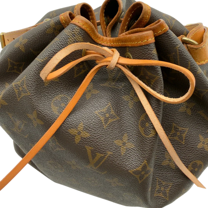 https://cdn.shopify.com/s/files/1/0564/9376/8855/files/Louis_Vuitton_Schultertasche_Sac_Noe_petit_monogram_braun_vintage_LV8236.webp?v=1780408484