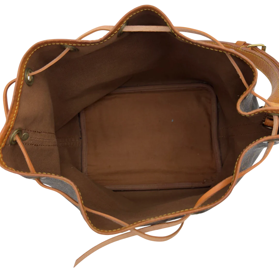 https://cdn.shopify.com/s/files/1/0564/9376/8855/files/Louis_Vuitton_Schultertasche_Sac_Noe_petit_monogram_braun_vintage_LV8237.webp?v=1780408483