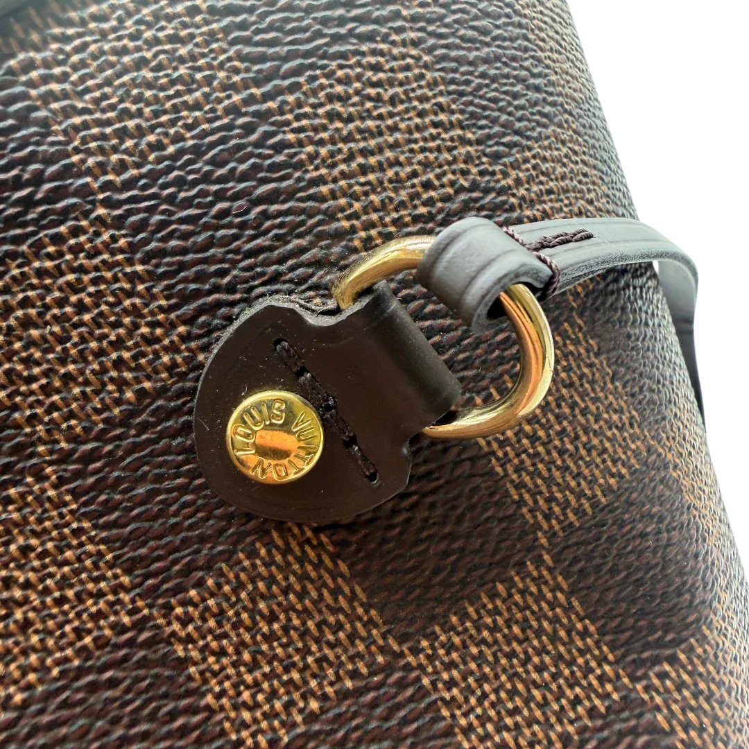 https://cdn.shopify.com/s/files/1/0564/9376/8855/files/Louis_Vuitton_Shopper_Neverfull_GM_Damier_Ebene_braun_13.webp?v=1781773038