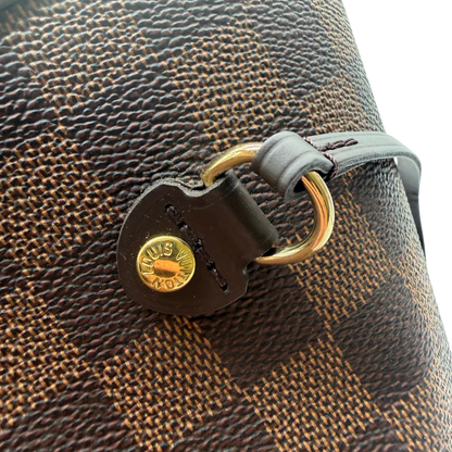 https://cdn.shopify.com/s/files/1/0564/9376/8855/files/Louis_Vuitton_Shopper_Neverfull_GM_Damier_Ebene_braun_13.webp?v=1781773038