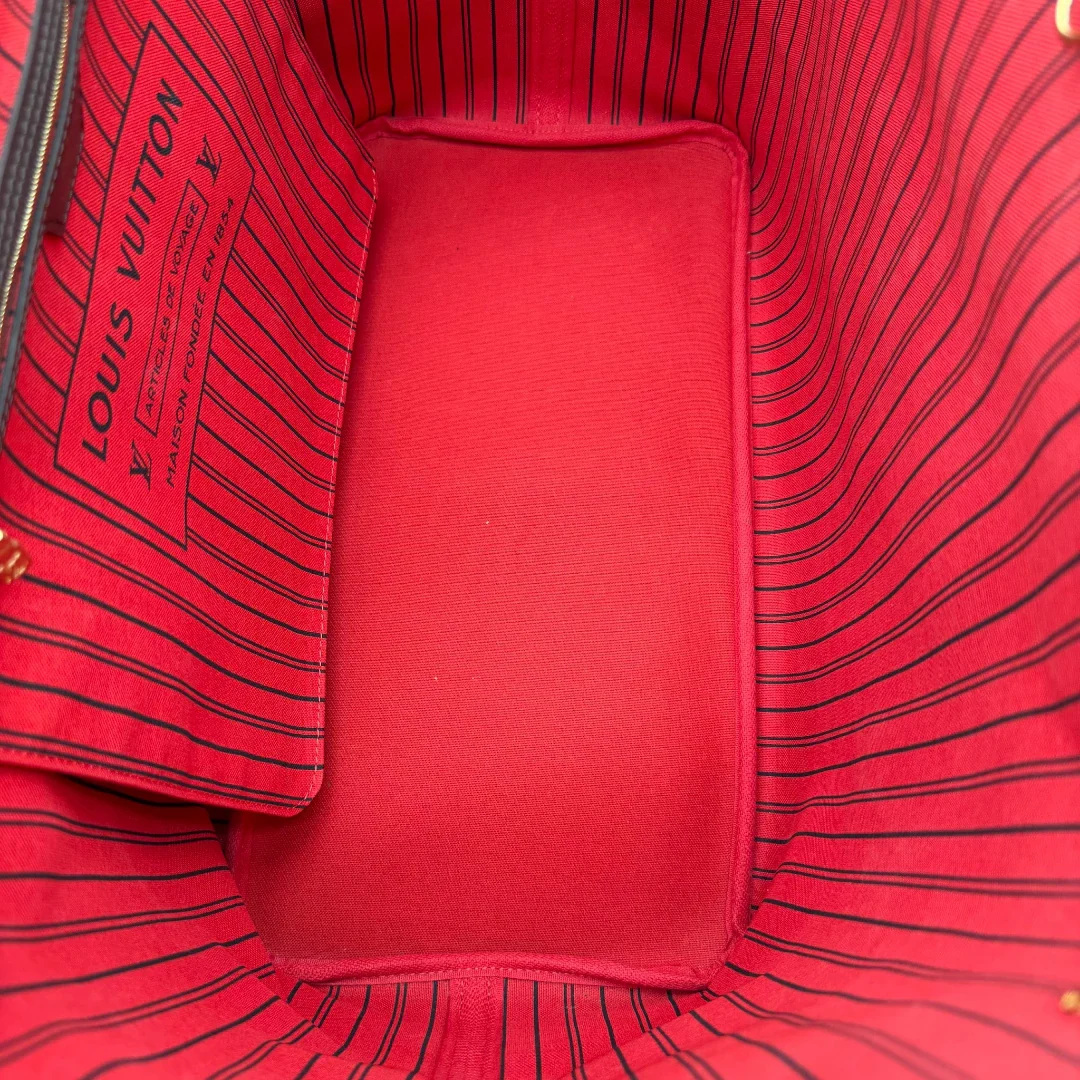 https://cdn.shopify.com/s/files/1/0564/9376/8855/files/Louis_Vuitton_Shopper_Neverfull_GM_Damier_Ebene_braun_14.webp?v=1781773038