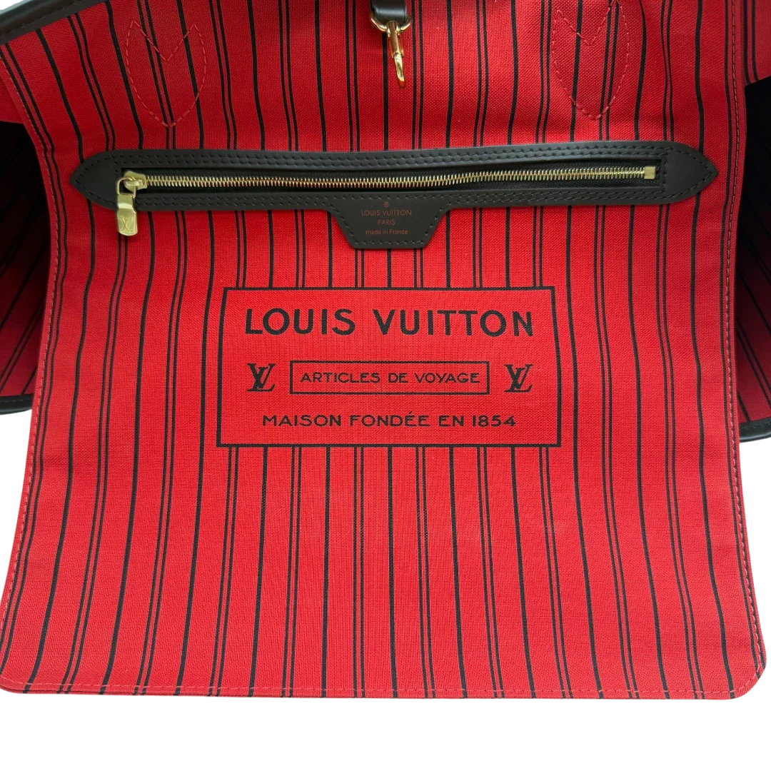 https://cdn.shopify.com/s/files/1/0564/9376/8855/files/Louis_Vuitton_Shopper_Neverfull_GM_Damier_Ebene_braun_15.webp?v=1781773038