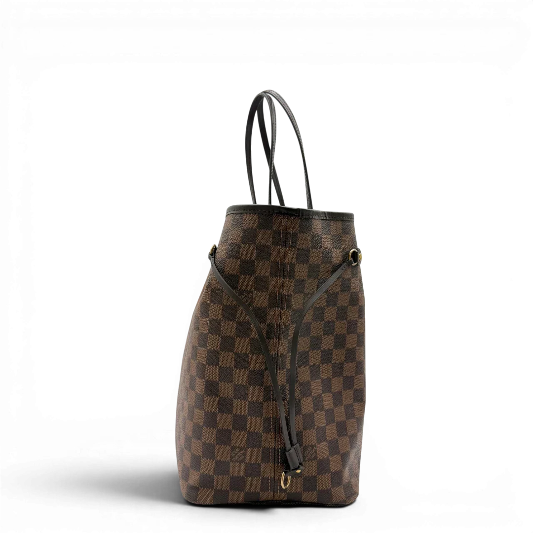 https://cdn.shopify.com/s/files/1/0564/9376/8855/files/Louis_Vuitton_Shopper_Neverfull_GM_Damier_Ebene_braun_4.webp?v=1781773037