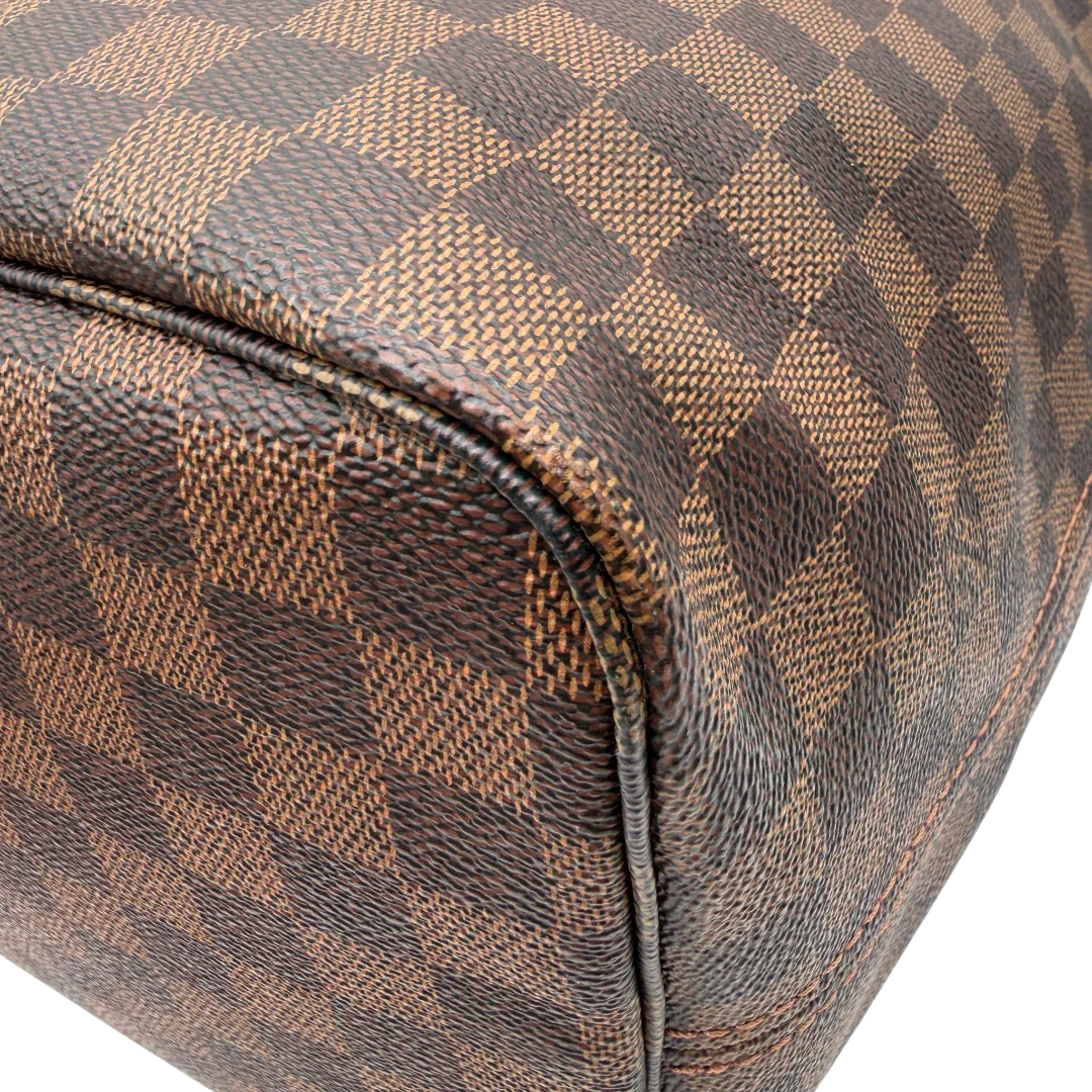 https://cdn.shopify.com/s/files/1/0564/9376/8855/files/Louis_Vuitton_Shopper_Neverfull_GM_Damier_Ebene_braun_6.webp?v=1781773038