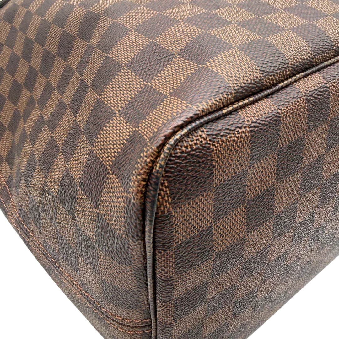 https://cdn.shopify.com/s/files/1/0564/9376/8855/files/Louis_Vuitton_Shopper_Neverfull_GM_Damier_Ebene_braun_7.webp?v=1781773038