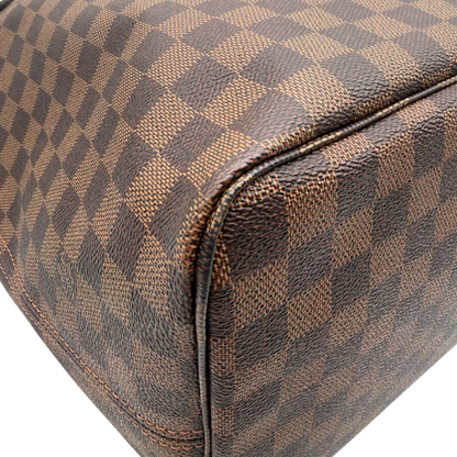 https://cdn.shopify.com/s/files/1/0564/9376/8855/files/Louis_Vuitton_Shopper_Neverfull_GM_Damier_Ebene_braun_7.webp?v=1781773038