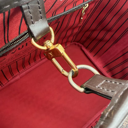 https://cdn.shopify.com/s/files/1/0564/9376/8855/files/Louis_Vuitton_Shopper_Neverfull_MM_Damier_Ebene_braun_vintage_LV_7611.webp?v=1767926773