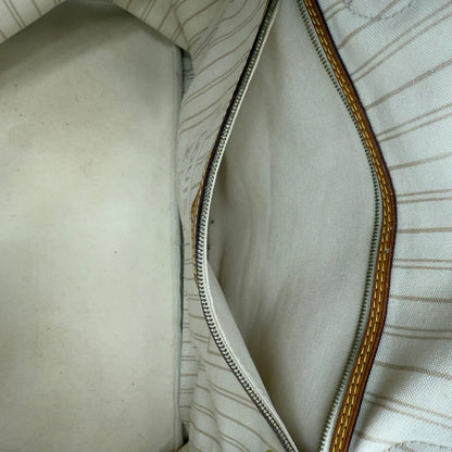 https://cdn.shopify.com/s/files/1/0564/9376/8855/files/Louis_Vuitton_Shopper_Neverfull_mit_Clutch_GM_Damier_Azur_weiss_vintage_LV6096.webp?v=1778082260