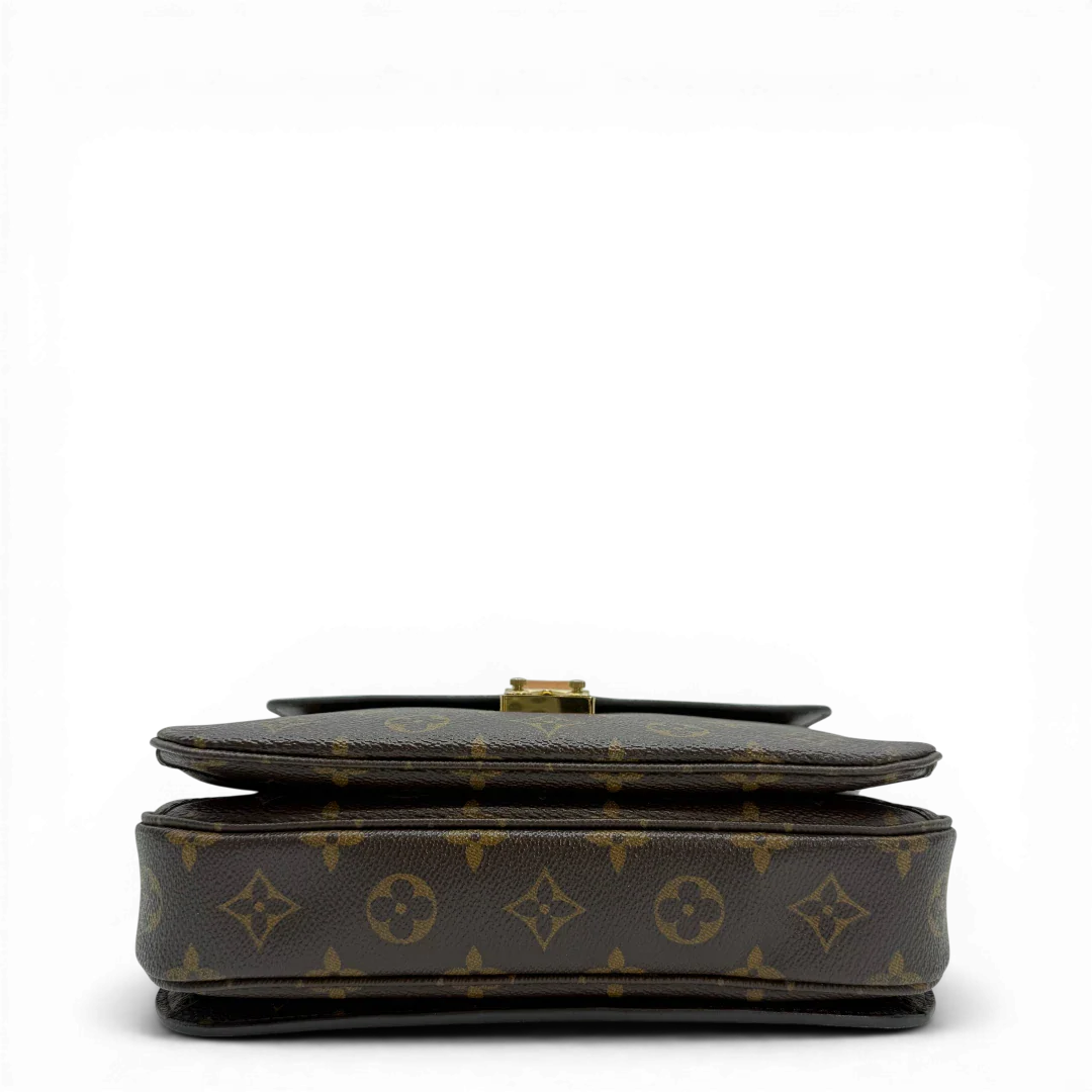 https://cdn.shopify.com/s/files/1/0564/9376/8855/files/Louis_Vuitton_Umhangetasche_Pochette_Metis_monogram_braun_vintage_LV34372.webp?v=1774404212