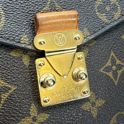https://cdn.shopify.com/s/files/1/0564/9376/8855/files/Louis_Vuitton_Umhangetasche_Pochette_Metis_monogram_braun_vintage_LV34442.webp?v=1774404213