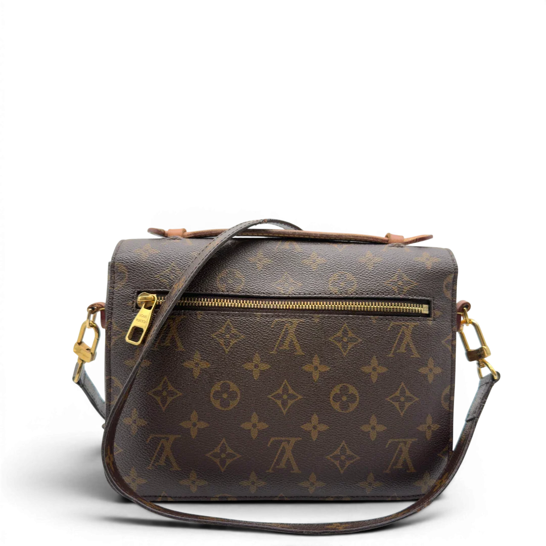 https://cdn.shopify.com/s/files/1/0564/9376/8855/files/Louis_Vuitton_Umhangetasche_Pochette_Metis_monogram_braun_vintage_LV59896938.webp?v=1778083222