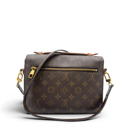 https://cdn.shopify.com/s/files/1/0564/9376/8855/files/Louis_Vuitton_Umhangetasche_Pochette_Metis_monogram_braun_vintage_LV59896938.webp?v=1778083222