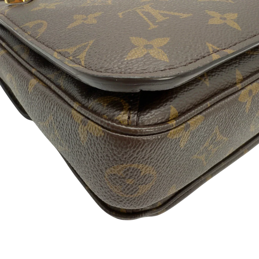 https://cdn.shopify.com/s/files/1/0564/9376/8855/files/Louis_Vuitton_Umhangetasche_Pochette_Metis_monogram_braun_vintage_LV5998.webp?v=1778083222