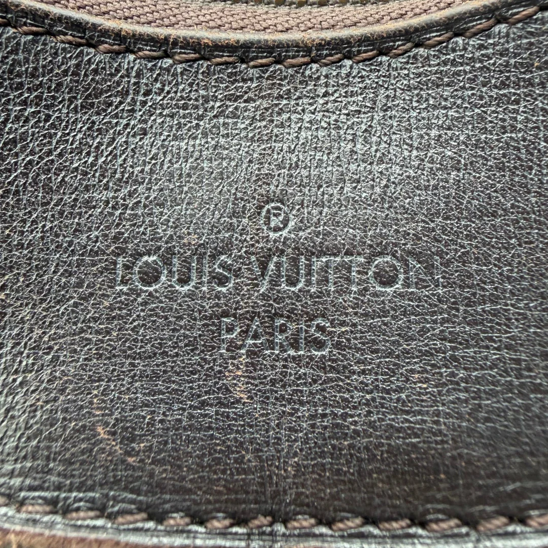 https://cdn.shopify.com/s/files/1/0564/9376/8855/files/Louis_Vuitton_Umhangetasche_Rhapsody_MM_aus_Denimstoff_braun_vintage_LV7430.webp?v=1779964093