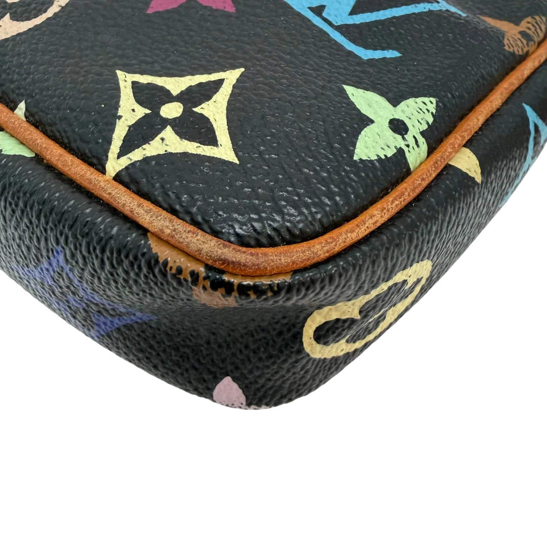 https://cdn.shopify.com/s/files/1/0564/9376/8855/files/Louis_Vuitton_x_Murakami_Pochette_Accessoires_monogram_schwarz_vintage_LV6886.webp?v=1779321151