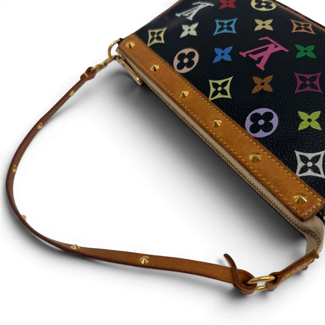 https://cdn.shopify.com/s/files/1/0564/9376/8855/files/Louis_Vuitton_x_Murakami_Pochette_Accessoires_monogram_schwarz_vintage_LV6888.webp?v=1779321151