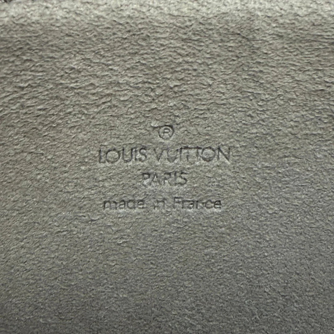 https://cdn.shopify.com/s/files/1/0564/9376/8855/files/Louis_Vuitton_x_Murakami_Pochette_Accessoires_monogram_schwarz_vintage_LV6893.webp?v=1779321152