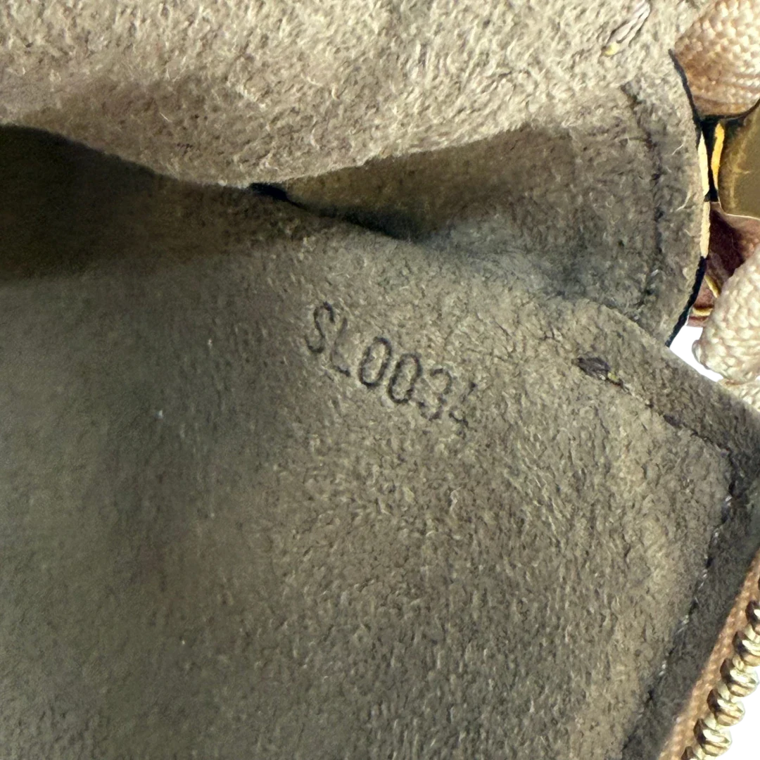 https://cdn.shopify.com/s/files/1/0564/9376/8855/files/Louis_Vuitton_x_Murakami_Pochette_Accessoires_monogram_schwarz_vintage_LV6894.webp?v=1779321152