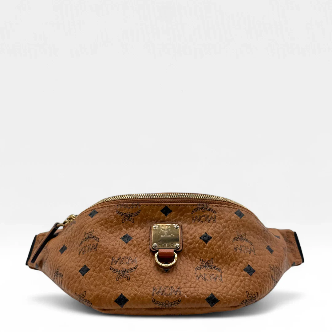 https://cdn.shopify.com/s/files/1/0564/9376/8855/files/MCM_Bauchtasche_Fursten_small_visetos_braun_second_hand_luxury_MCM_Fannypack7822.webp?v=1756984039