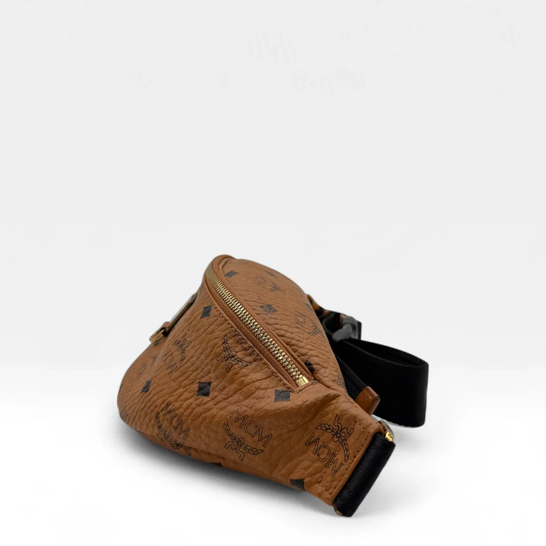 https://cdn.shopify.com/s/files/1/0564/9376/8855/files/MCM_Bauchtasche_Fursten_small_visetos_braun_second_hand_luxury_MCM_Fannypack7824.webp?v=1756984039