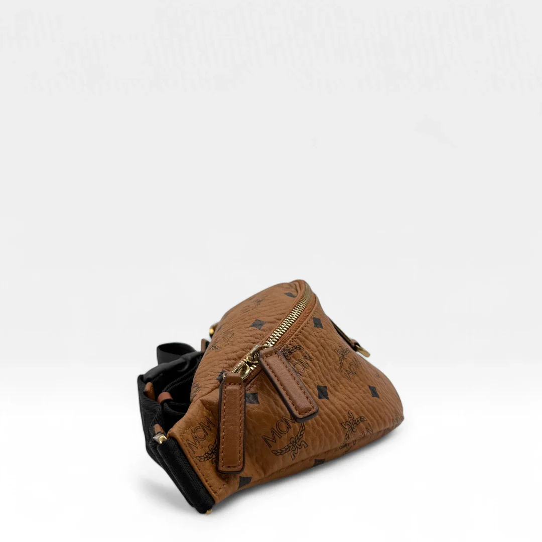 https://cdn.shopify.com/s/files/1/0564/9376/8855/files/MCM_Bauchtasche_Fursten_small_visetos_braun_second_hand_luxury_MCM_Fannypack7825.webp?v=1756984039