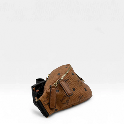 https://cdn.shopify.com/s/files/1/0564/9376/8855/files/MCM_Bauchtasche_Fursten_small_visetos_braun_second_hand_luxury_MCM_Fannypack7825.webp?v=1756984039