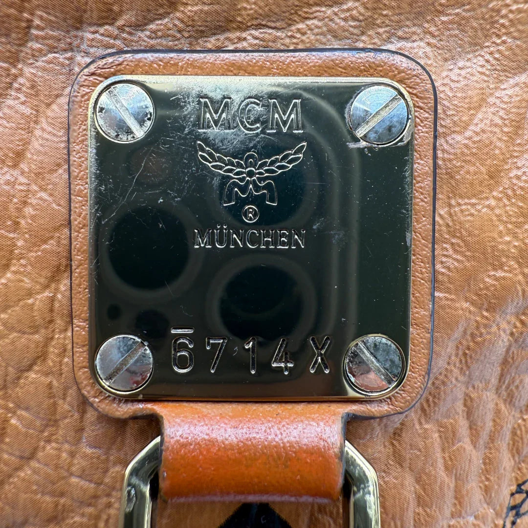 https://cdn.shopify.com/s/files/1/0564/9376/8855/files/MCM_Bauchtasche_Fursten_small_visetos_braun_second_hand_luxury_MCM_Fannypack7837.webp?v=1756983959