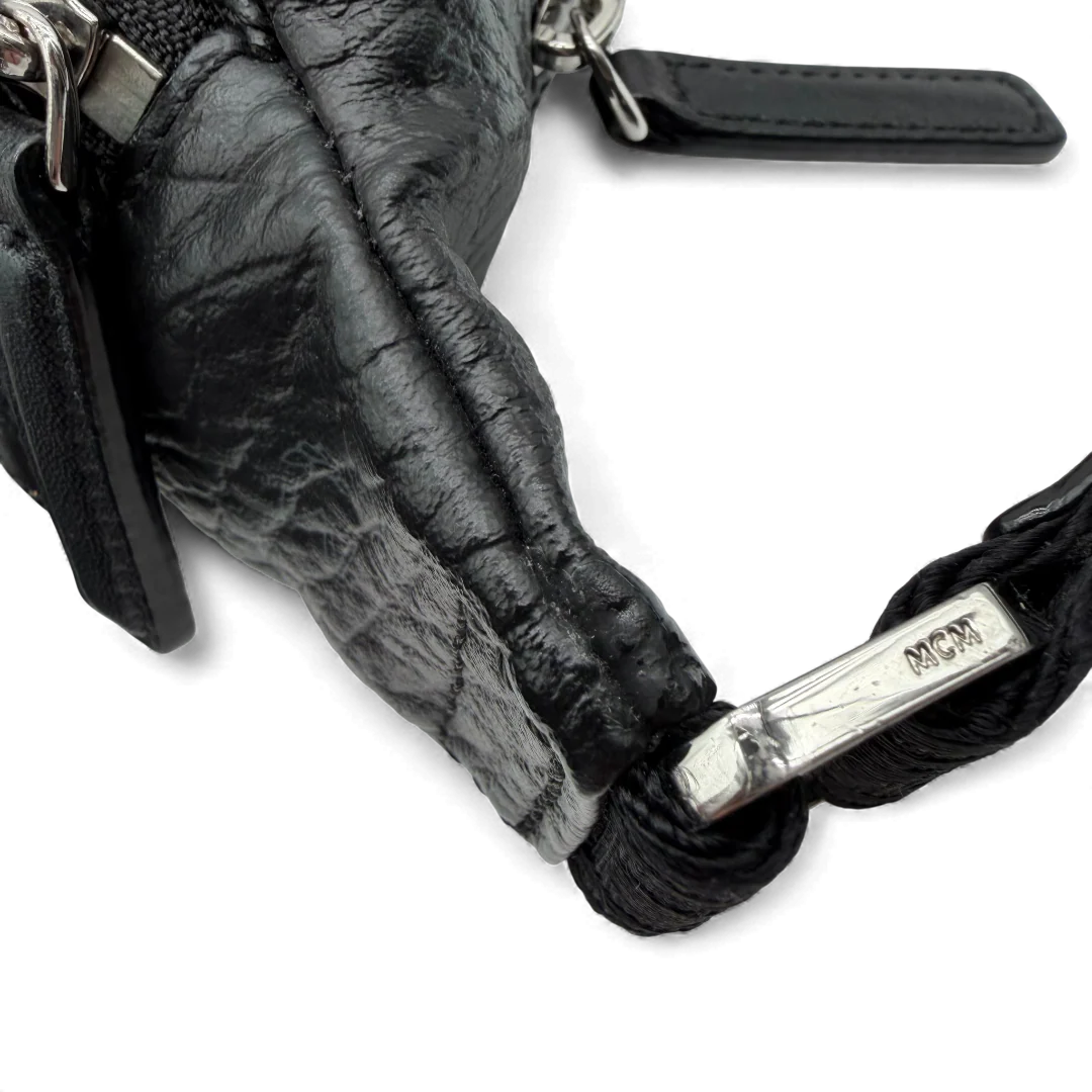 https://cdn.shopify.com/s/files/1/0564/9376/8855/files/MCM_Bauchtasche_Fursten_small_visetos_schwarz_vintage2587.webp?v=1764295917