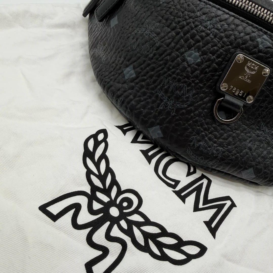 https://cdn.shopify.com/s/files/1/0564/9376/8855/files/MCM_Bauchtasche_Fursten_small_visetos_schwarz_vintage2597.webp?v=1764295917