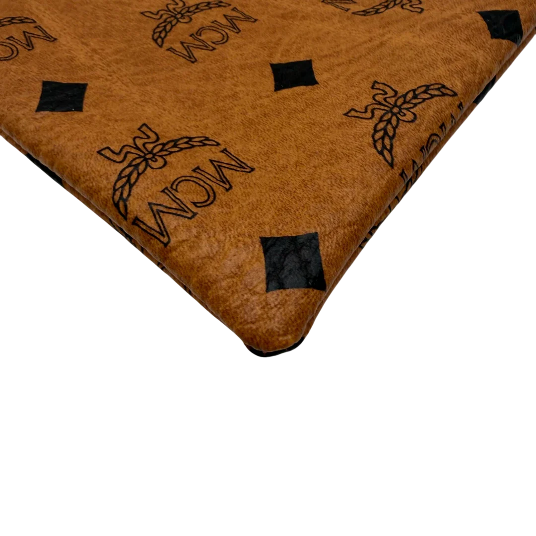 https://cdn.shopify.com/s/files/1/0564/9376/8855/files/MCM_Clutch_klein_vintage5564.webp?v=1777484967