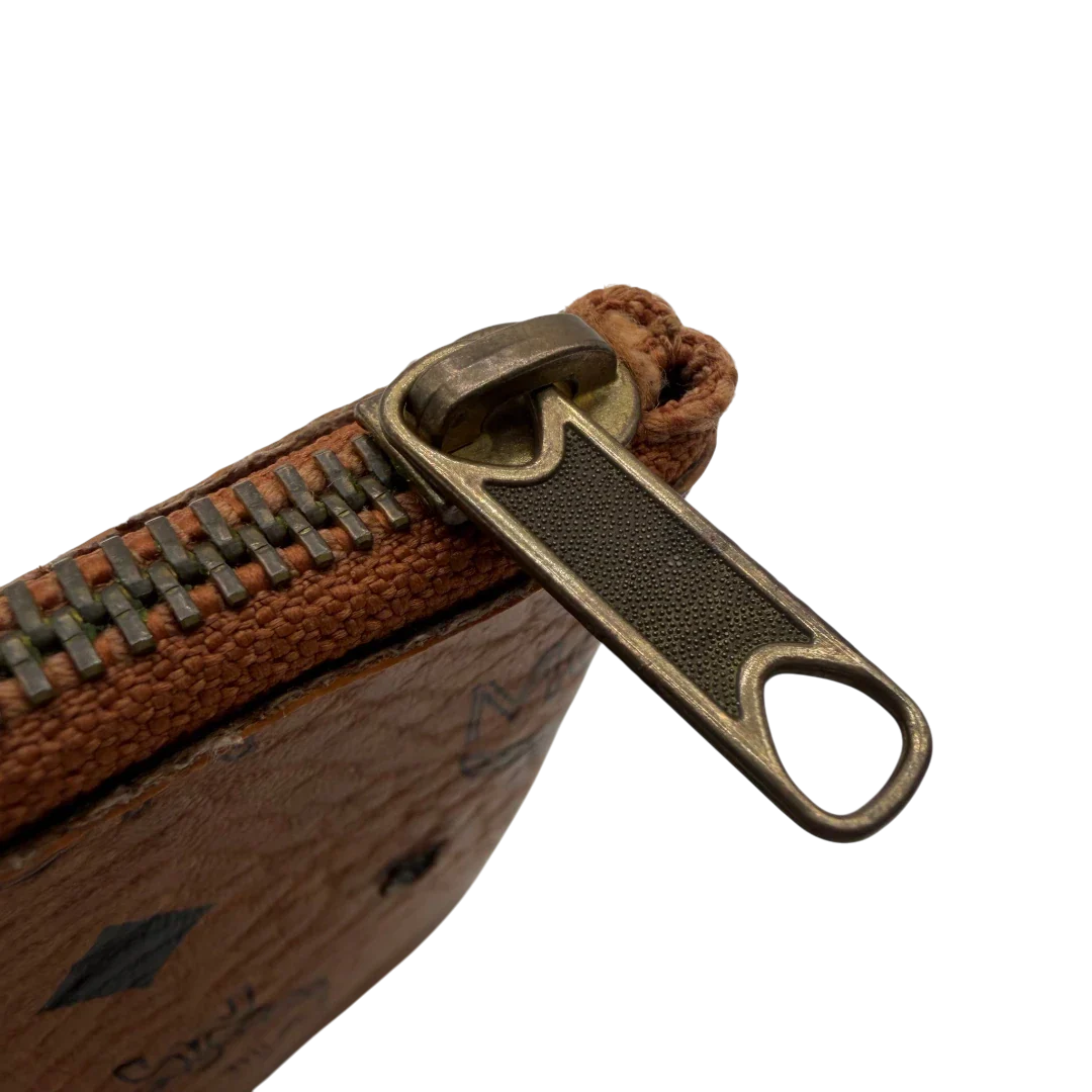 https://cdn.shopify.com/s/files/1/0564/9376/8855/files/MCM_Clutch_klein_vintage5565.webp?v=1777484967