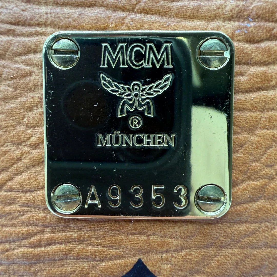 https://cdn.shopify.com/s/files/1/0564/9376/8855/files/MCM_Clutch_mittelgross_vintage5603.webp?v=1777481270
